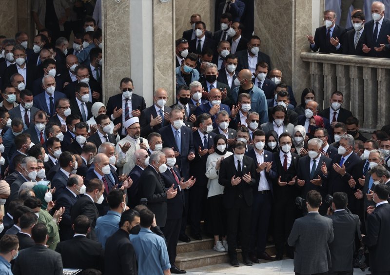 İlk cuma namazını eda ettikleri Taksim Camii'nin İstanbul, ülke ve Alem-i İslam için hayırlara vesile olmasını dileyen Erdoğan, güzel eserin inşasını üstlenen Sur Yapının sahipleri Altan, Hakan, Ufuk ve Atilla Elmas başta olmak üzere, mimarından sanatçısına, işçisine kadar herkese teşekkür etti.