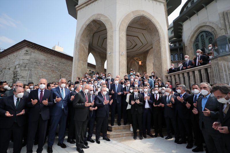 Polis ekipleri, caminin çevresinde yoğun güvenlik önlemi alırken, caminin açılışı dolayısıyla bazı yollar trafik akışına kapatıldı.