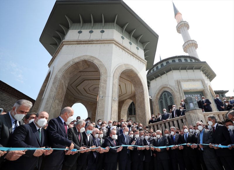 Taksim Camisi'nin mühendislik açısından ayrışan en önemli özelliğinin Top-Down sistemi ve bu sistemin kullanıldığı tek cami olması olduğu belirtilirken, cami bu yöntemle, klasik uygulamaların tersine sıfır katından aşağı ve yukarıya doğru inşa edildi.