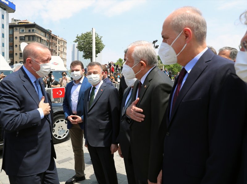 Proje, mimari olarak hem zemin kat hem de birinci bodrum katta İstanbul'un en yoğun arterlerinden olan İstiklal Caddesi ve Tarlabaşı Bulvarı'nı birleştiren ve bu ilişkiyi içerdiği sosyal mekanlarla besleyen, bu sayede de cami bünyesini sürekli canlı tutabilen bir yapıya sahip.