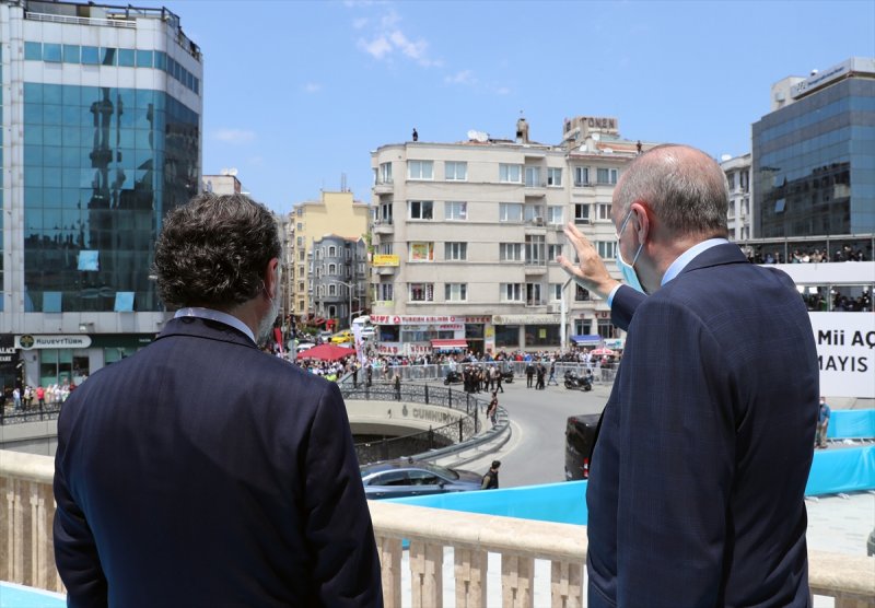 Taş ve prekast kaplama cepheleri ile titanyum çinko alaşım kaplı kubbeleri ile Taksim cami, cephelerinin tamamından giriş imkanı sunuyor. Bu sayede Taksim Meydanı, İstiklal Caddesi ve Tarlabaşı Bulvarı üçgeninde bir odak noktası oluşturabildiğine dikkati çekilen projede, mühendislik olarak camide Türkiye'de ve dünyada sayılı uygulamalardan olan Top-Down yöntemi kullanıldı.