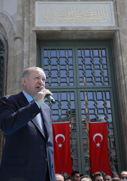 Isparta Belediyesi'nin kamyonundan ekipler, Taksim Meydanı ve çevresine gül suyu serpti.