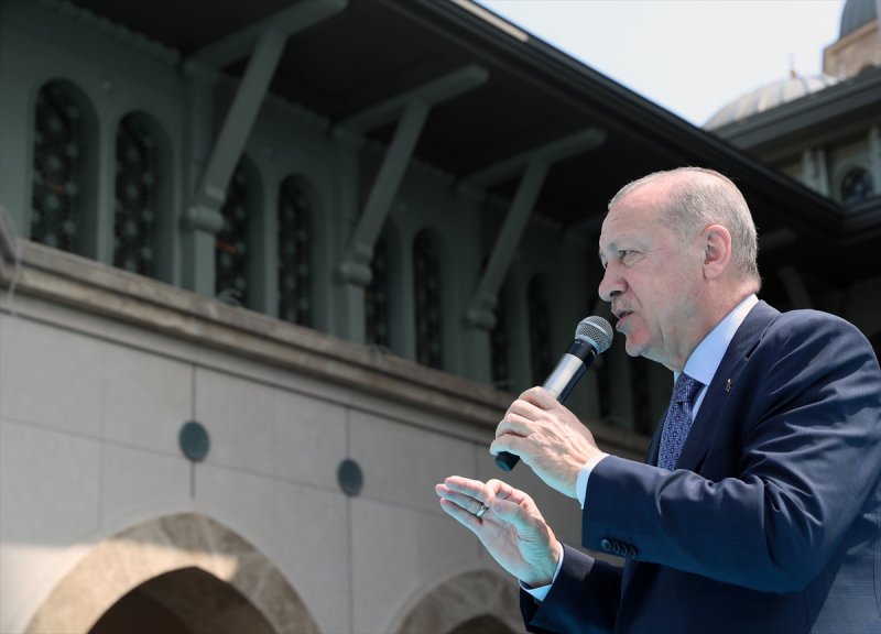Caminin geleneksel cami formlarının modern çizgiler ve malzemelerle yorumlanarak 19. yüzyıl Beyoğlu mimarisinden esinlenen özgün bir tasarımla inşa edildiği, kültür ve sanatla açısında bir çok vatandaşın bir araya geleceği, dijital kütüphanesinden yararlanıp kitap okuyacağı, dinleneceği, sergilerin yapılacağı bir kültür merkezine sahip olduğu ifade edildi.