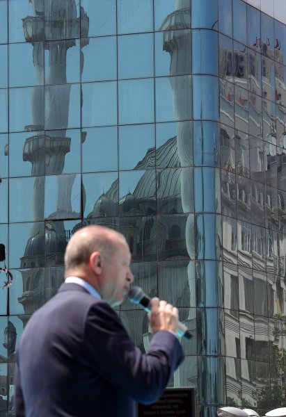Bu yöntem sayesinde yapım esnasında derin kuyu kazısı yapılmadan, çevre bina ve yollara, meydana hiçbir zarar vermeden inşa edilmesine imkan tanındı.