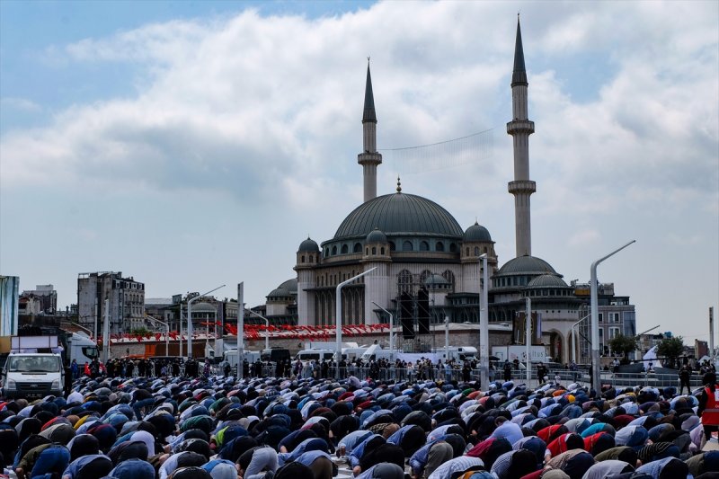 Erbaş, edilen duaların ardından ilk cuma namazını kıldırdı. Ali Erbaş, Fatiha'dan Fetih Suresi'nden ayetler okudu.