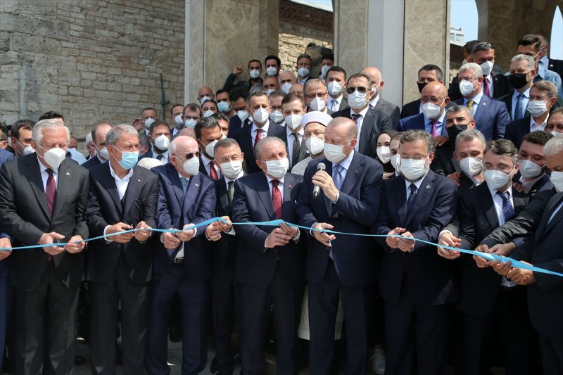 Çevresi bariyerlerle kapatılan ve LED ekranların kurulduğu Taksim Meydanı'nda da vatandaşlar, belediye tarafından dağıtılan kağıttan seccade üzerinde namazlarını eda etti.