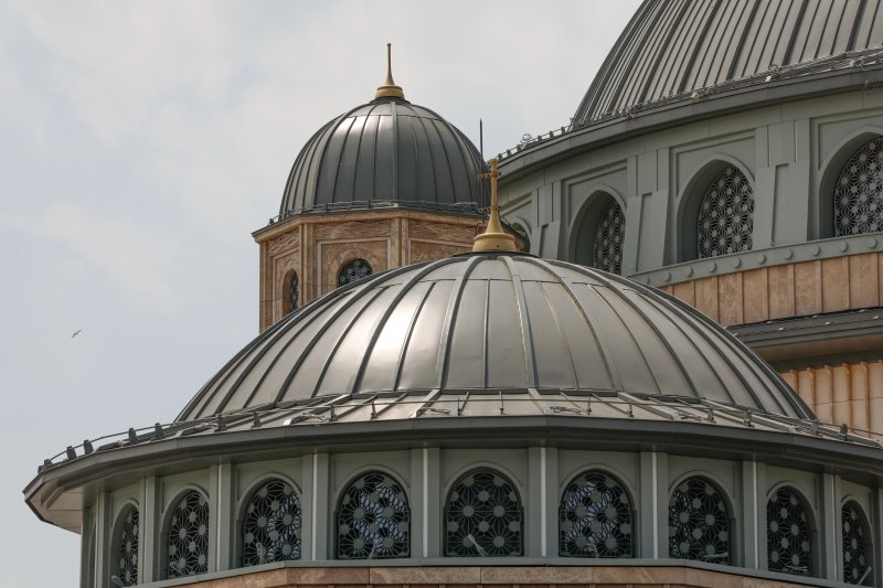 Mihrap, minber ve kürsü ise bizzat caminin banisi Altan Elmas tarafından tasarlanmıştır. Taksim Camii'ni bir süre önce yeniden ibadete açtığımız Ayasofya Cami-i Kebir'e verilen bir selam, yarın ulaşacağımız İstanbul'un fethinin 568. yıl dönümüne bir hediye olarak görüyorum.