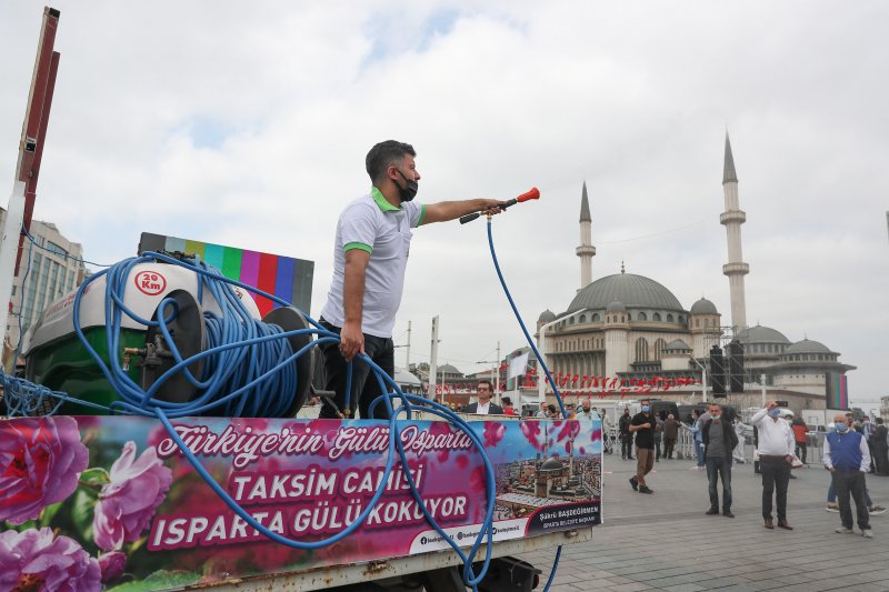 Mimarisiyle tarihi Beyoğlu'na uyumu yanında, mühendislik yöntemiyle de ülkede ve dünyada sayılı projeler arasında yer alan caminin İstanbul'un sembolleri arasındaki seçkin yerini şimdiden aldığını dile getiren Erdoğan, şunları kaydetti: