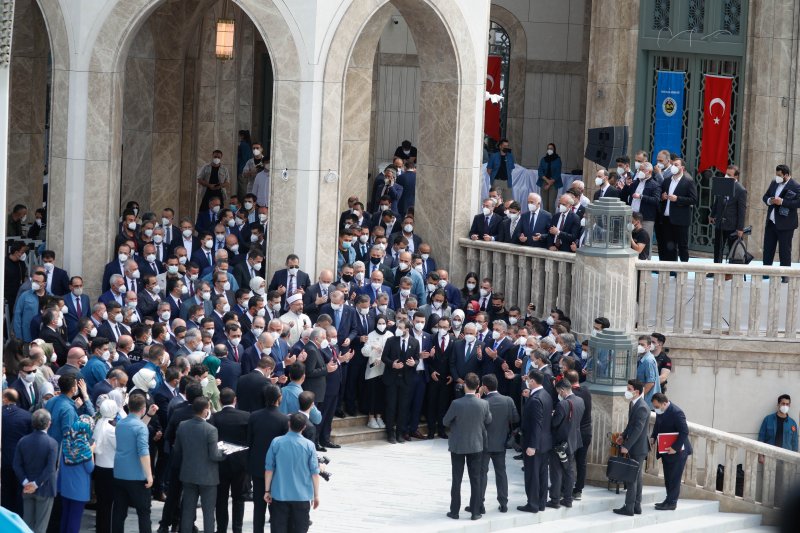 Taksim'e yapılan camiye Türk bayrakları asılırken, Tarlabaşı Bulvarı girişindeki
