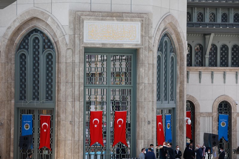 Bu vesileyle Şehri İstanbul'u medeniyet mirasımıza katan Fatih Sultan Mehmet Han'ı da burada bir kez daha hürmetle yad ediyorum. Asırlardır davalarına hayat vermek için kendi canlarını seve seve feda eden aziz şehitlerimizin her birine Cenab-ı Allah'tan rahmet diliyorum.