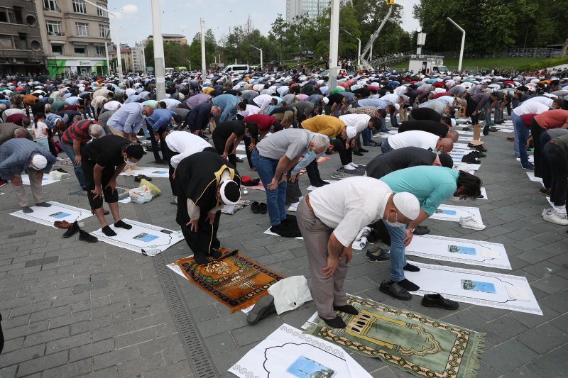 İstanbul Büyükşehir Belediye Başkanlığına seçildiğinde millete verdiği sözlerden birinin de bu caminin inşasını gerçekleştirmek olduğunu belirten Erdoğan, şöyle devam etti: