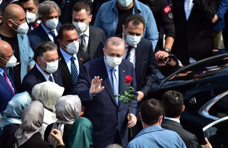 Cumhurbaşkanı Erdoğan, namazın ardından Taksim'e yapılan camiye aslı Topkapı Sarayı'nda bulunan Karahisari'nin hattıyla Kur'an-ı Kerim'i Cumhurbaşkanlığı olarak hediye ettiklerini söyledi.