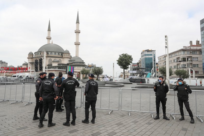 Çünkü caminin yerinde mescit bile yok ve burada maalesef cami yapımına müsaade yok ve adeta kümes gibi bir yerde gazeteler üzerinde müminler namazlarını eda etmeye çalışıyorlardı. O günlerden bugünlere, 40'lı, 50'li yıllardan bugünlere kimler geldi kimler geçti.
