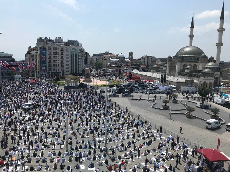 Taksim Camii önünden yankılanan sesin, ülkemiz üzerinde hesapları olan emperyalistleri, terör destekçilerini, insanlık düşmanlarını rahatsız ettiğinden şüpheniz olmasın. Milletimizin bin yıldır canı pahasına koruduğu, alın teriyle yükselttiği, gözünden bile sakındığı vatanını parçalamak, devletini zayıflatmak, uhuvvetini bozmak için uğraşanların sonu yine hüsran olacaktır.
