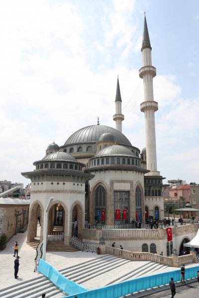 Bölgedeki pek çok kiliseye karşılık sadece Ağa Camii'nin Taksim'e selam verdiğini gören Nazım Hikmet'in bu tabloyu dizelere,
