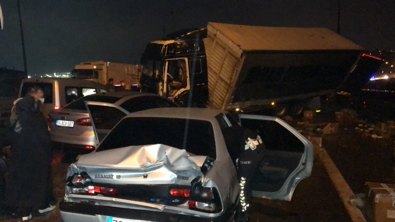 Kazaya karışan tırlarda bulunan malzemeler yola saçıldı.