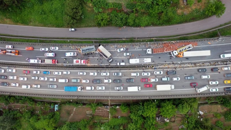 Kocaeli TEM’de makaslayan tır, zincirleme kazaya yol açtı #20