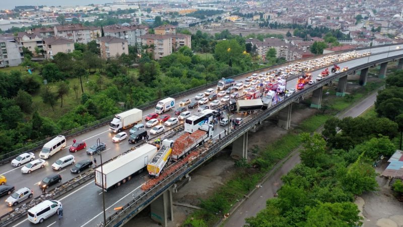 Kocaeli TEM’de makaslayan tır, zincirleme kazaya yol açtı #22