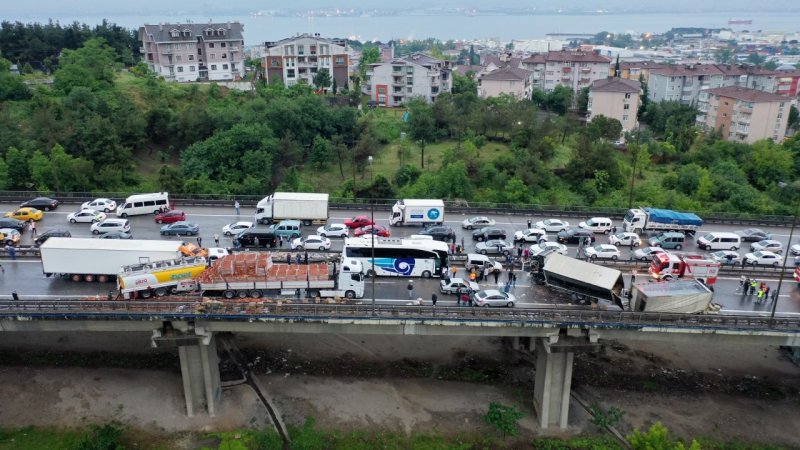 Kocaeli TEM’de makaslayan tır, zincirleme kazaya yol açtı #24