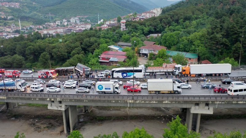 Kocaeli TEM’de makaslayan tır, zincirleme kazaya yol açtı #31