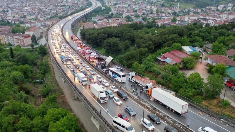 Kocaeli TEM’de makaslayan tır, zincirleme kazaya yol açtı #28