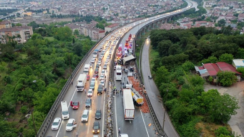 Kocaeli TEM’de makaslayan tır, zincirleme kazaya yol açtı #29