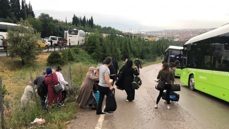 Vatandaşların kaza sonrası büyük panik yaşadığı TEM Otoyolu savaş alanına döndü.
