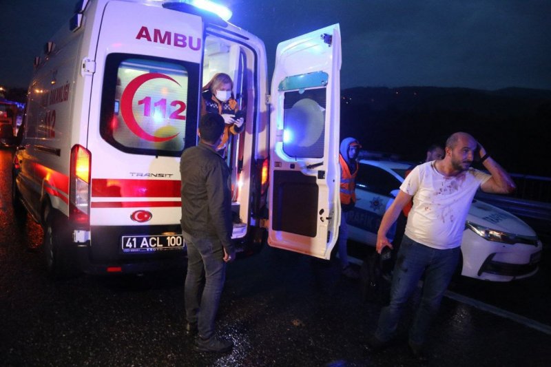 Kaza sebebi ile TEM Otoyolu’nun Ankara ve İstanbul istikameti trafiğe kapatıldı.