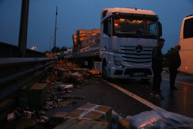 Otoyolda seyir halinde olan araçlar, İzmit Doğu Gişeleri ve İzmit Batı Gişeleri’nden D100 Karayolu’na yönlendirildi.