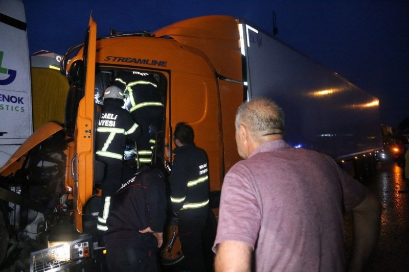 Saatlerdir trafiğe kapalı olan TEM Otoyolu’ndaki kazaya karışan araçların çekici yardımı ile kaldırılması için ekipler çalışmalarını sürdürüyor.
