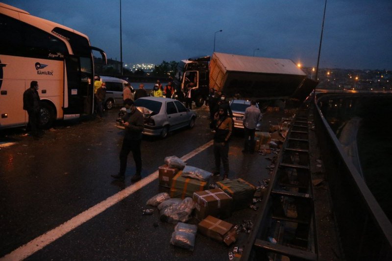 Kocaeli TEM’de makaslayan tır, zincirleme kazaya yol açtı #15