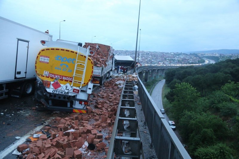 Kocaeli TEM’de makaslayan tır, zincirleme kazaya yol açtı #18