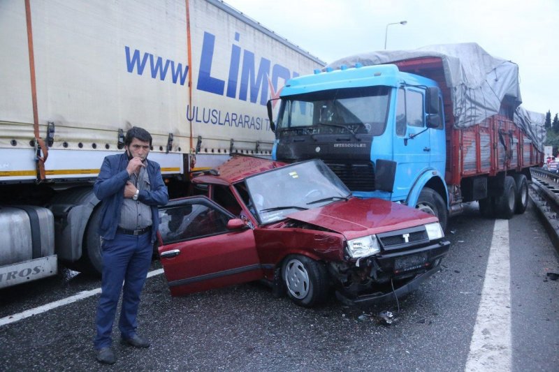 Kocaeli TEM’de makaslayan tır, zincirleme kazaya yol açtı #19