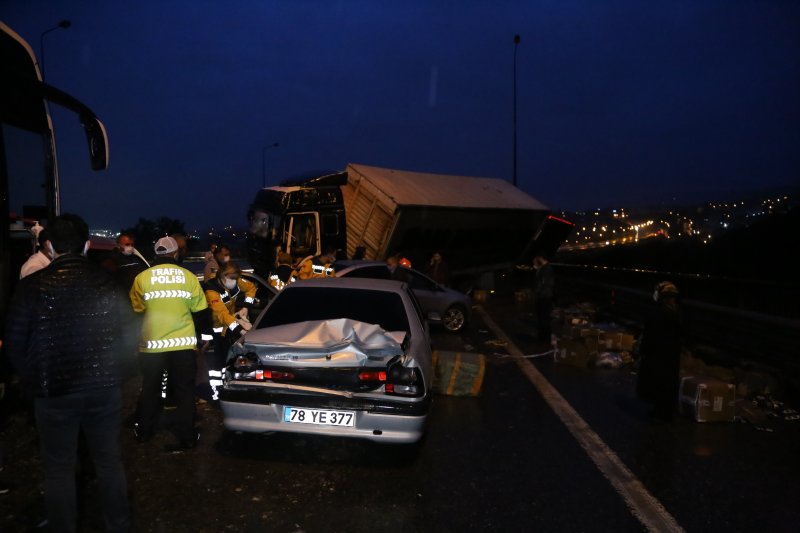 Kocaeli TEM’de makaslayan tır, zincirleme kazaya yol açtı #25