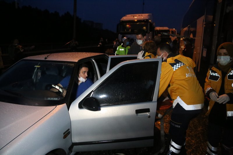 Kocaeli TEM’de makaslayan tır, zincirleme kazaya yol açtı #26