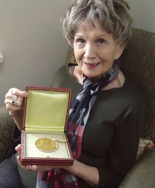 Kanadalı öykücü Alice Munro 2013'te aldığı ödülüyle...