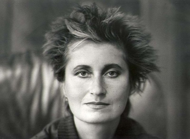 Avusturyalı feminist oyun yazarı ve romancı Elfriede Jelinek, 2004'te ödüle layık görüldü.