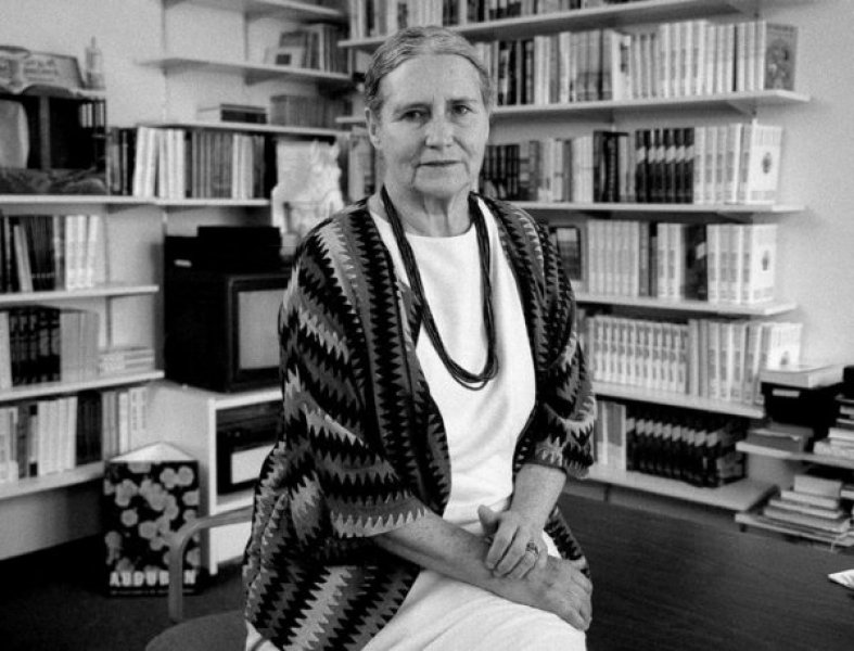 İngiliz Edebiyatı'nın önde gelen kadın yazarlarından olan Doris Lessing, 2007'de Nobel Edebiyat Ödülü'nü aldı.