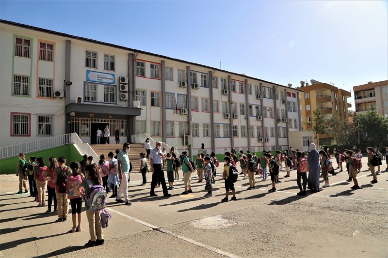 Tekirdağ Süleymanpaşa İlkokulu'nda öğrenciler maske ve mesafe kuralına uygun olarak sınıflara alındı.