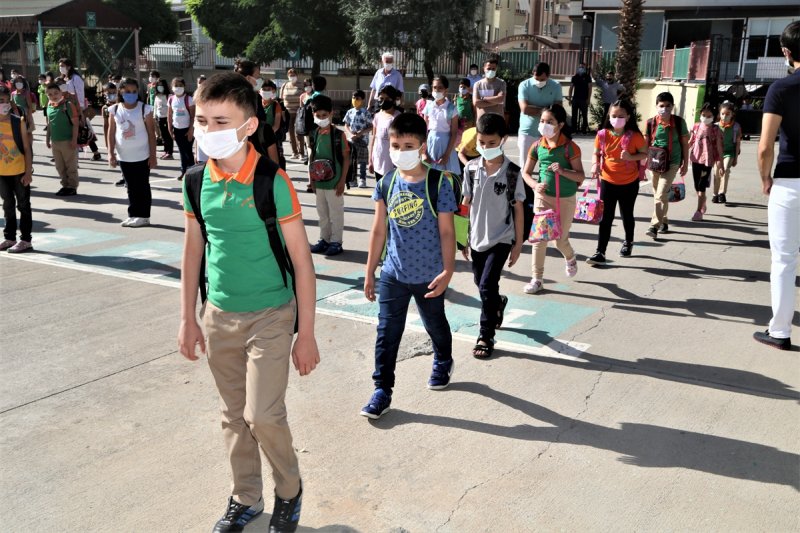 Sınıflara sosyal mesafe kuralına uygun olarak yerleştirilen öğrenciler ders başı yapmanın mutluluğunu yaşadı.