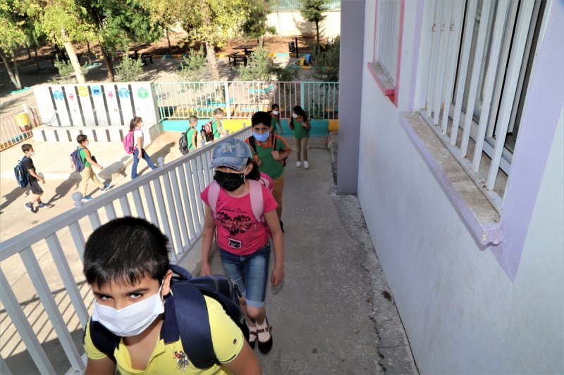 İzmir'de ilkokul öğrencileri yüz yüze eğitimin başlamasıyla okullarına kavuştu.