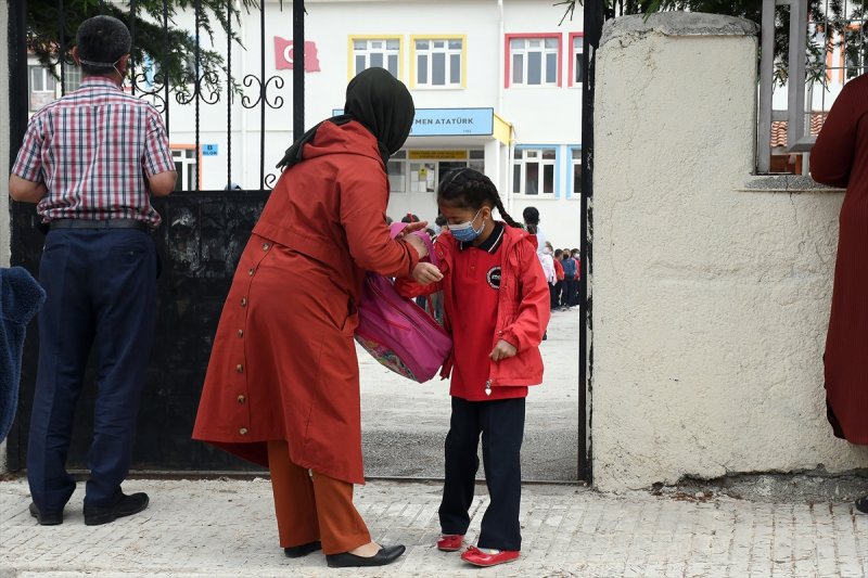 Bu arada, yüz yüze eğitim öncesinde okullar dezenfekte edildi.