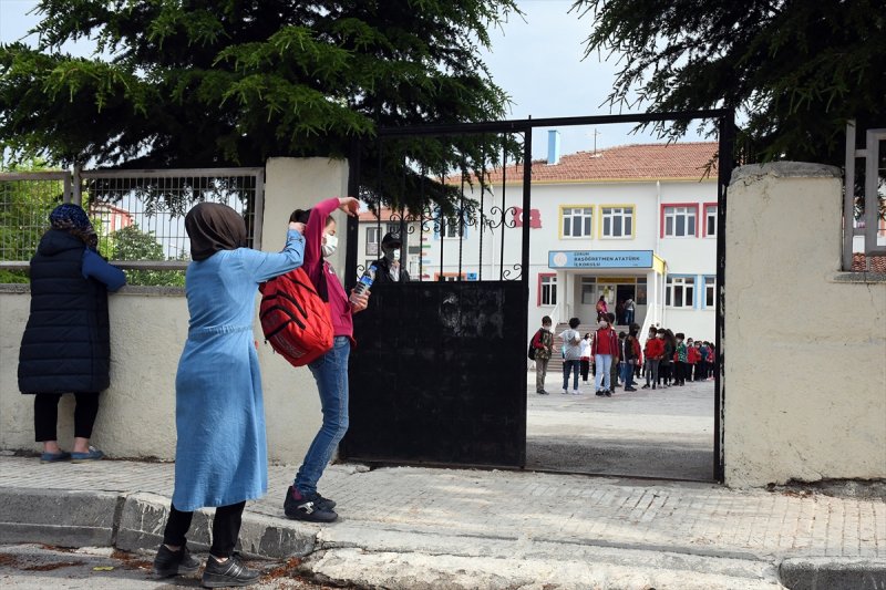 Bornova ilçesindeki Fatih Sultan Mehmet İlkokulunda eğitim gören 120 öğrenci, uzun süre sonra yeniden okullarına geldi.