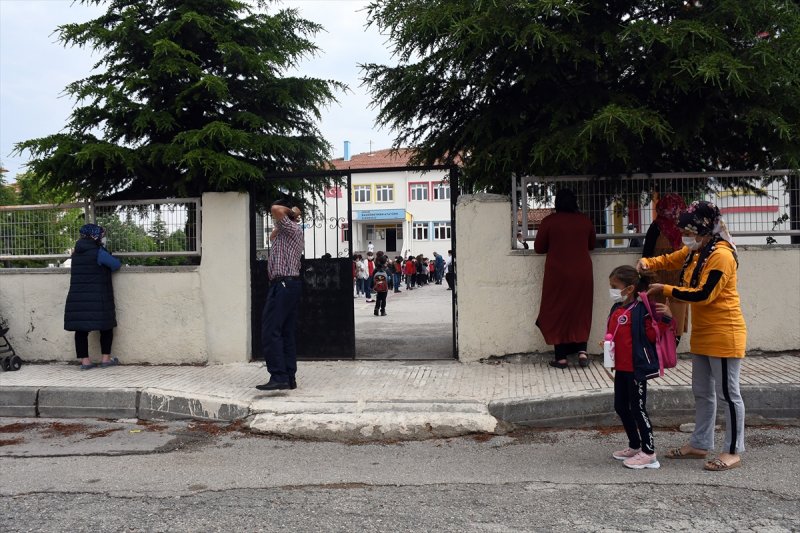 Öğrencilerin maske takmaya özen gösterdiği görüldü. Ailelerin ise okul bahçesine girişine izin verilmedi.