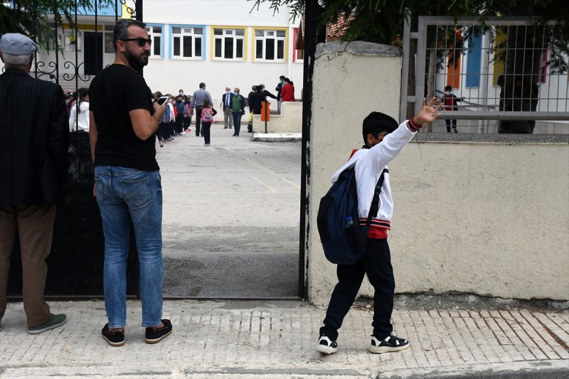 Okul bahçesinde sıraya giren öğrencilere Okul Müdürü Oktay Taşdemir tarafından, salgın tedbirleri anlatıldı.