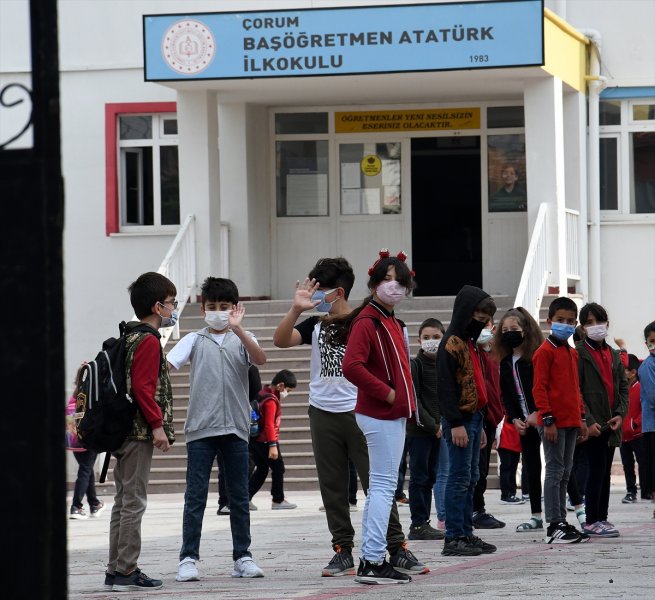 İstiklal Marşı'nın okunmasının ardından öğrenciler, okul binası girişinde kurulan platformda ellerini ve ayakkabılarını dezenfekte etti.