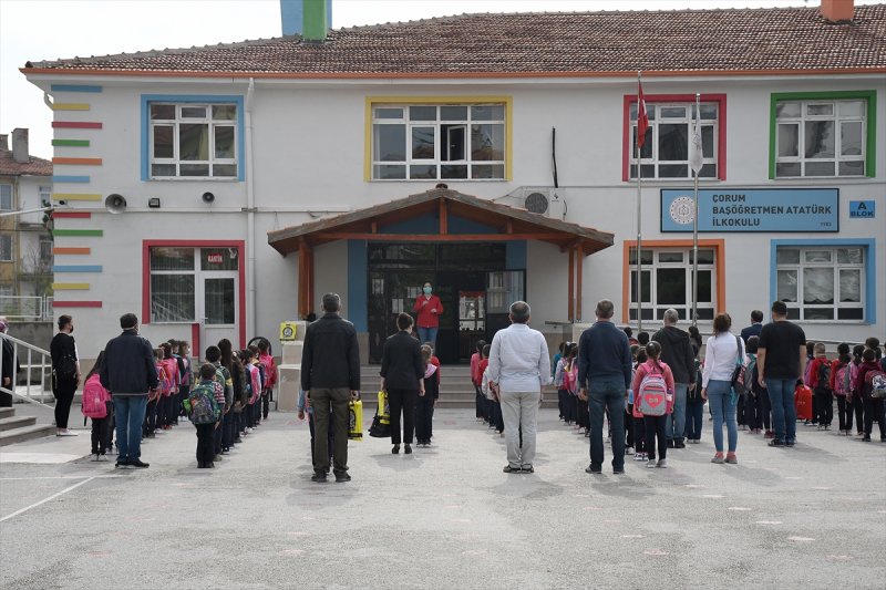 Öğrenciler sınıflara ateşleri ölçüldükten sonra sosyal mesafeye uygun olarak alındı.