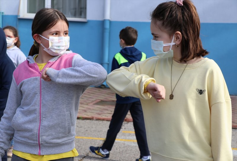 Girişte çocukları, öğretmenleri ve okul görevlileri karşıladı.