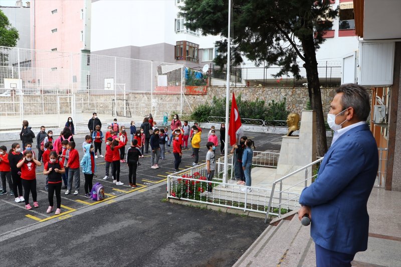 Sürekli ellerimizi dezenfekte ediyoruz. Teneffüslerde mesafemizi koruyoruz.