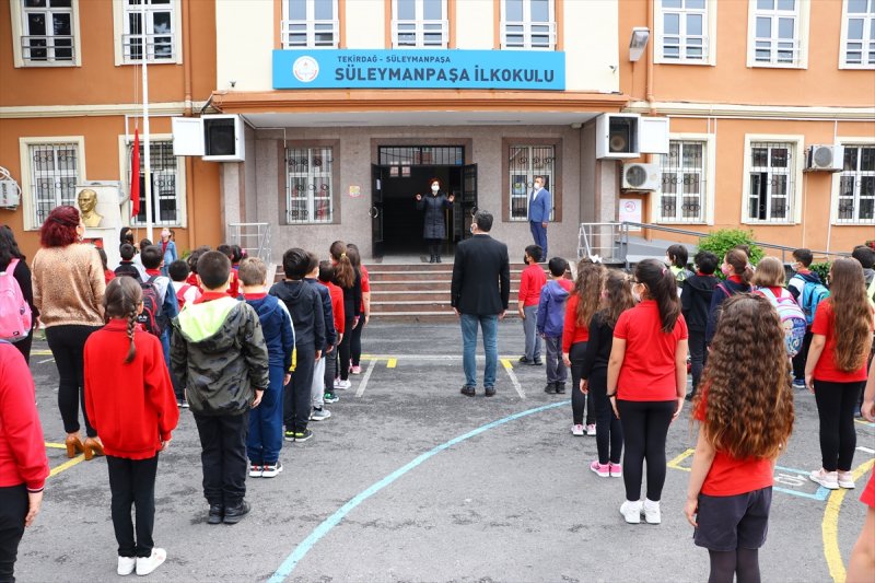 Arkadaşlarımı çok özledim. Uzun zamandır göremiyorum. Belki arkadaşlarıma sarılırım, bilemiyorum.